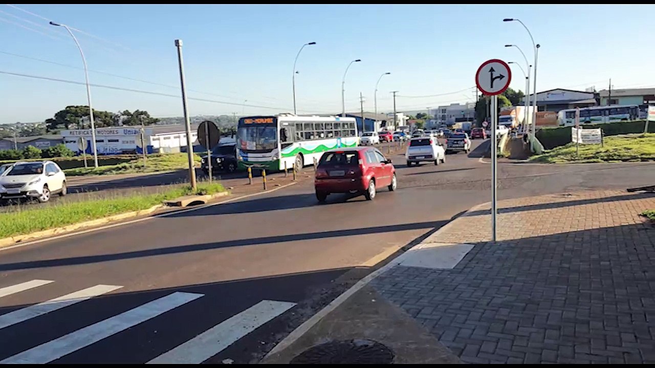 Motociclistas arrancam divisórias na Avenida Rocha Pombo pra fazerem conversão irregular Motociclistas arrancam divisórias na Avenida Rocha Pombo pra fazerem conversão irregular
