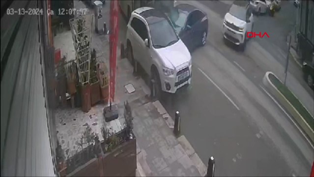 Sancaktepe'de İETT otobüsü ile otomobilin çarpıştığı kaza kamerada