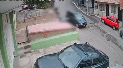 Grave accidente: un hombre perdió el control de su carro y terminó arrollando a dos jóvenes en Medellín