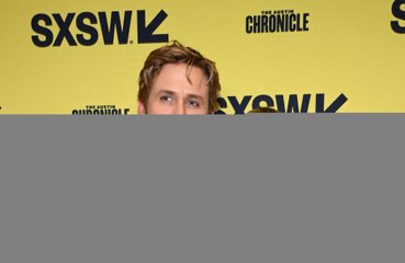 Emily Blunt elogia Ryan Gosling e brinca sobre fenômeno "Barbenheimer": "Hora de acabar com a rivalidade"
