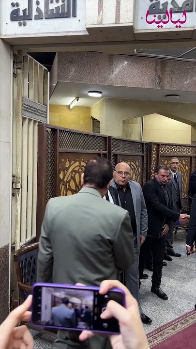 بكاء دينا رامز في عزاء والدتها، وطارق علام يستقبل العزاء وحضور عدد من نجوم الفن