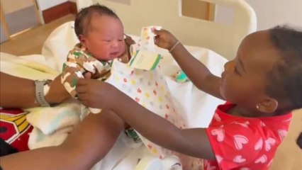 'My Baby Brother!' - 3 y/o girl showers newborn bro with love during first meeting