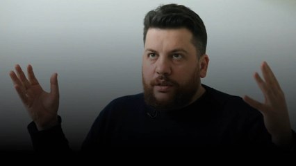 L'opposant russe, Leonid Volkov, proche de Navalny, attaqué au marteau