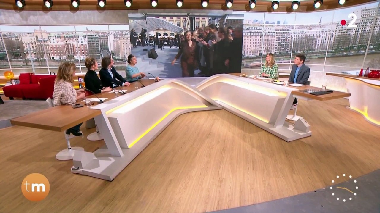 La chanteuse Catherine Ringer s'explique pour la première fois sur le "vent" qu'elle a mis à Emmanuel Macron lors de la cérémonie du 8 mai dernier: "Sa bise était mal placée. Je ne suis pas son pote!"