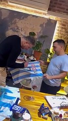 "El Turco" García firmándole una camiseta al hombre con el que se peleó en el video viral