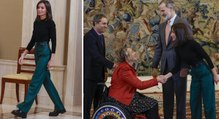 La Reina Letizia luce un mix de básicos y sus mocasines de plataforma más cañeros