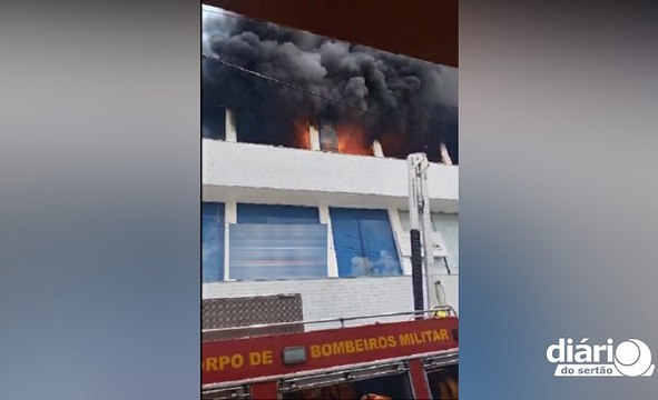 Incêndio de grandes proporções atinge loja no Centro da cidade de Pombal