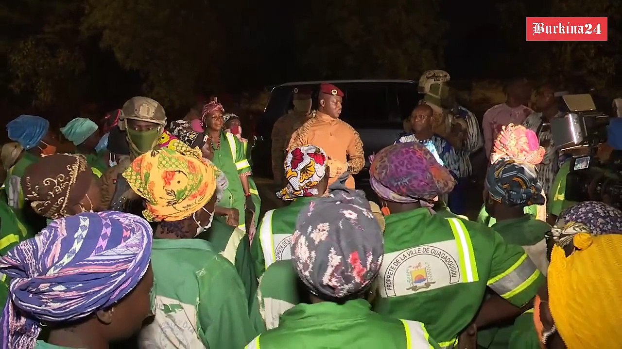 Burkina Faso : Le capitaine Ibrahim Traoré encourage des femmes de la brigade verte