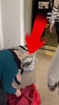 Cette femme âgée se voit refuser l’accès dans un ascenseur puis reçoit un précieux soutien