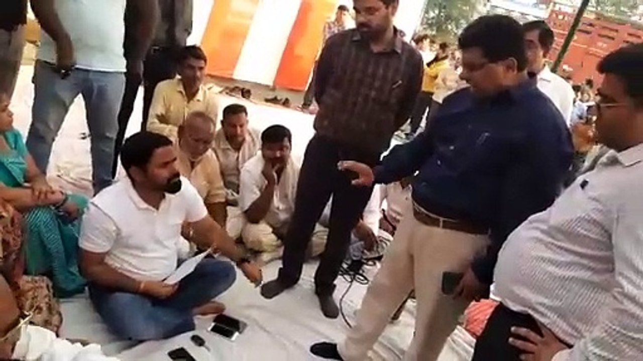 अपर कलेक्टर बोले- फांसी पर चढ़ा दो हमको, हुई तीखीं नोंकझोंक