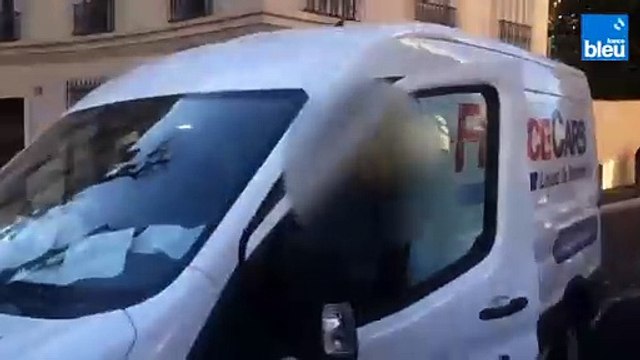 Rencontre entre des poussettes et un camion garé sur un passage piétons à Marseille