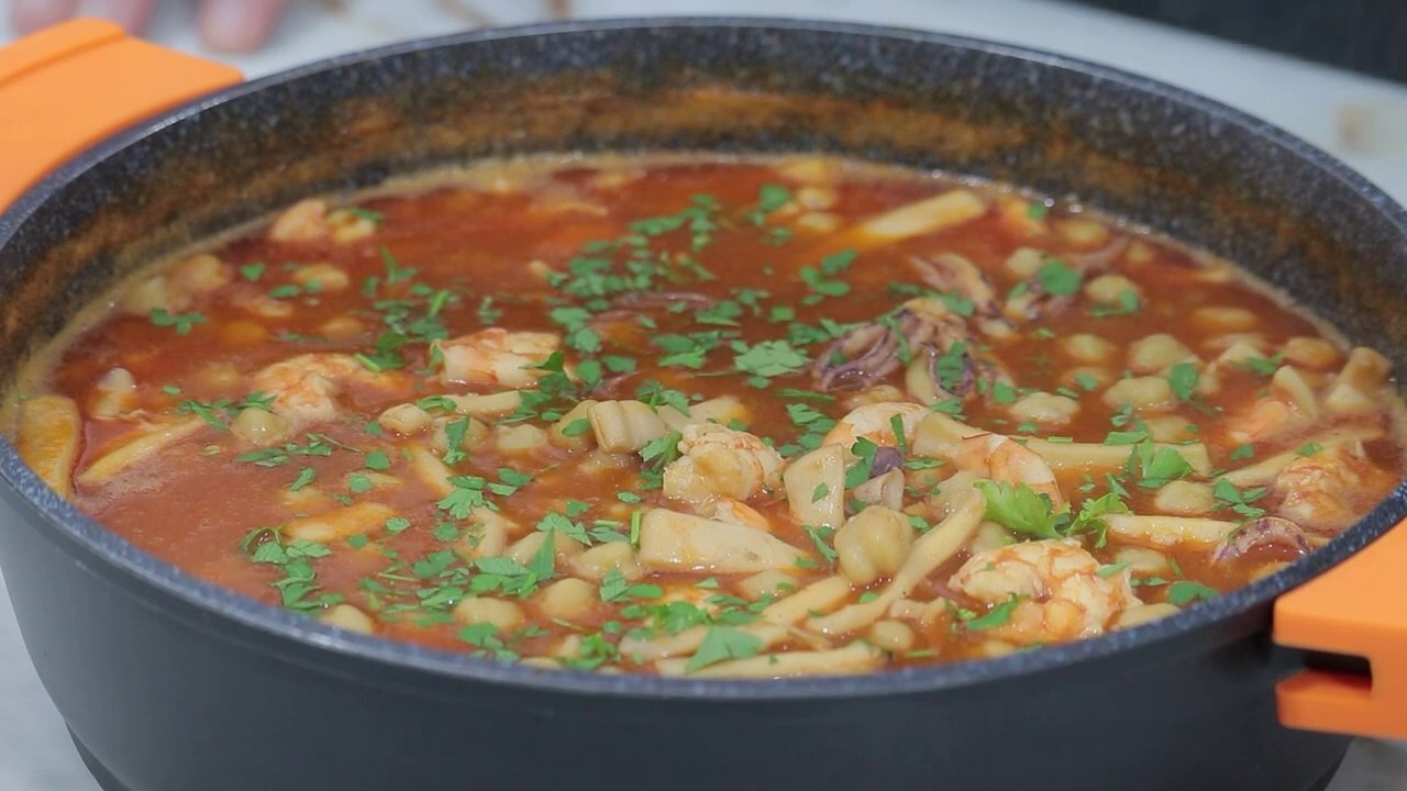 Garbanzos con calamares y langostinos, recetas de Javier Romero