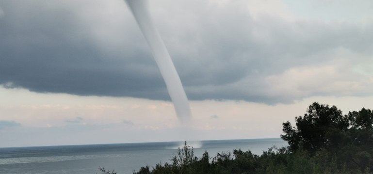 Antalya'da denizdeki hortum kamerada