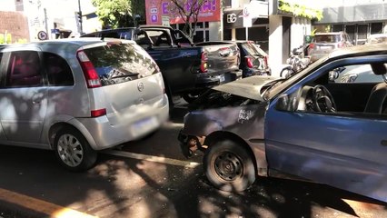 Gol e Meriva se envolvem em acidente de trânsito na Rua Minas Gerais