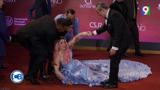Karen Yapoort se fue de bruces en la alfombre roja de Premios Soberano | Con Los Famosos