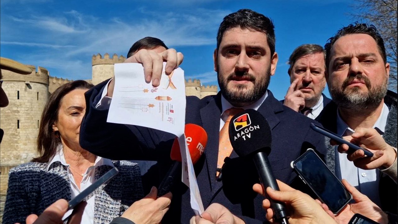El vicepresidente de Aragón rompe el folleto del Ramadán de Huesca: "El Islam es la religión del maltrato a la mujer"