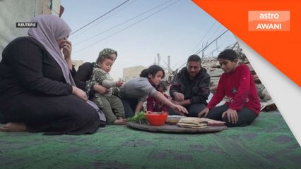 Keluarga hanya berbuka puasa di balik runtuhan rumah