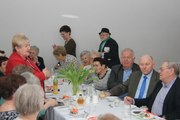 Seniorzy z Krotoszyna świętowali wyjątkowy Dzień Kobiet i Mężczyzn. Były prezenty i występy artystyczne