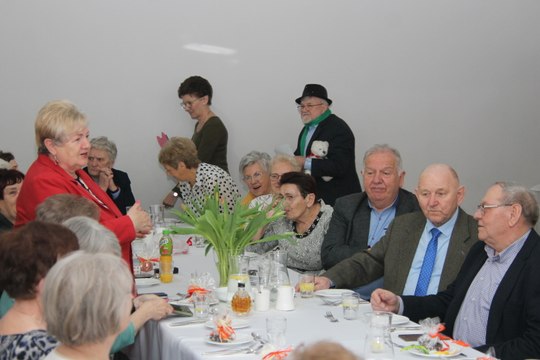 Seniorzy z Krotoszyna świętowali wyjątkowy Dzień Kobiet i Mężczyzn. Były prezenty i występy artystyczne