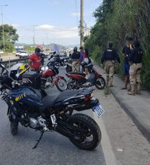 Motocicleta com engenhoca criada para ocultar placa é flagrada na BR-101 em Itajaí