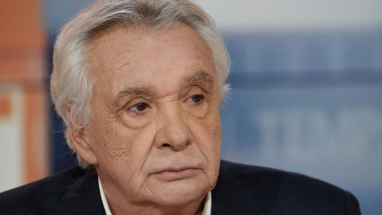 Michel Sardou dévoile son nouveau talent lors de ses vacances en tenue d'Adam avec sa femme Anne-Marie Périer