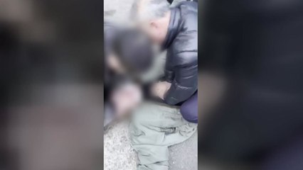 출근하던 경찰관, 쓰러진 남성 심폐소생술로 구해 / YTN