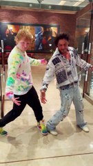 Shahrukh Khan ने इस सिंगर को सिखाया अपना हुक स्टेप, एन्ड तक जरूर देखें वीडियो