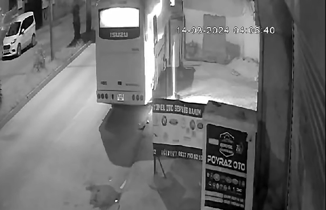 Midibüsü benzin döküp, yaktı; o anlar kamerada