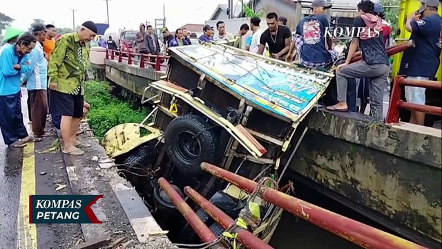 Truk Pengangkut Beras 10 Ton dari Cirebon Menuju Jakarta Terjun ke Sungai