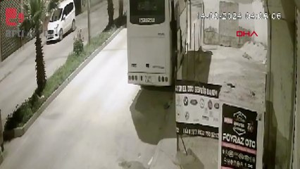 Midibüsü benzin döküp, yaktı; o anlar kamerada