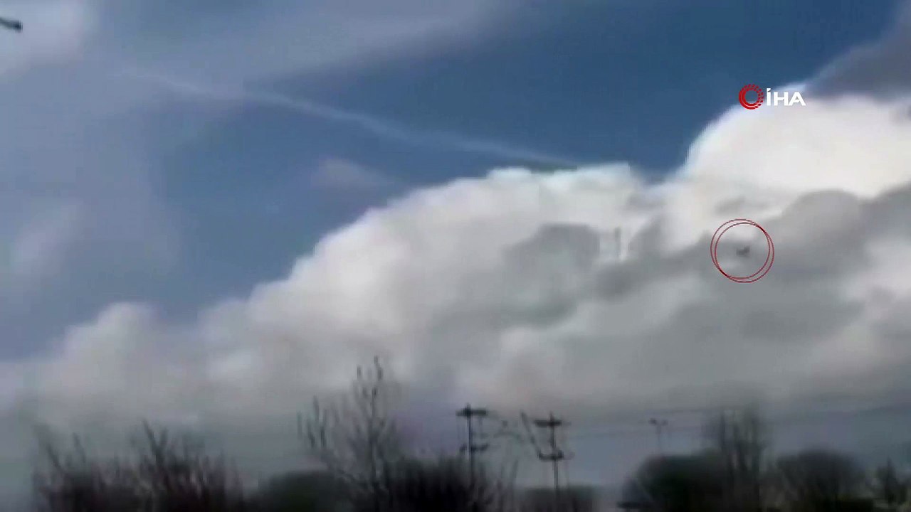 Düşen uçaktan pilotun atlama anı kamerada