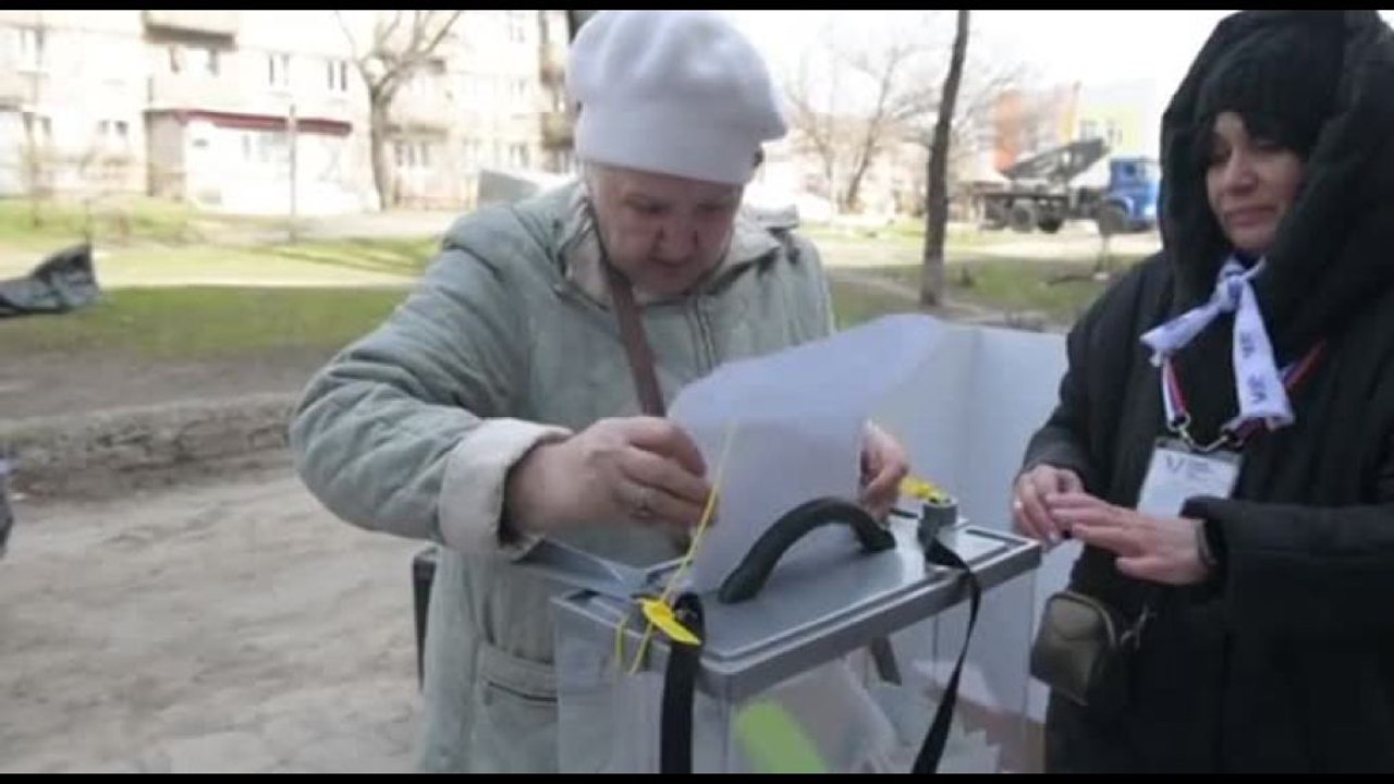 A Mariupol i filo russi in fila per il voto anticipato