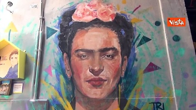 Da Rita Levi Montalcini a Frida Kahlo, ecco i murales del Vicolo delle donne a Napoli