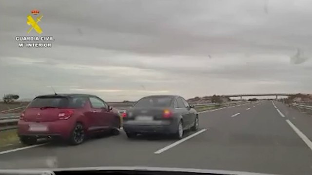 Investigado por conducir de un lado a otro de la carretera para cortar el paso a otros vehículos