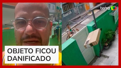 Entregador arremessa aparelho de TV por cima de portão de casa no RJ