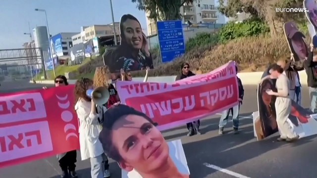شاهد: عائلات الإسرائيليين المحتجزين يغلقون شارع أيالون ويطالبون بـ صفقة