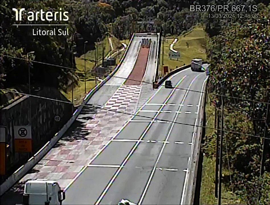 VÍDEO: Caminhão fica sem freios na descida da serra e manobra evita acidente na BR-376