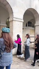 Turistas tentam ridicularizar guarda real britânico. Polícia defende-o