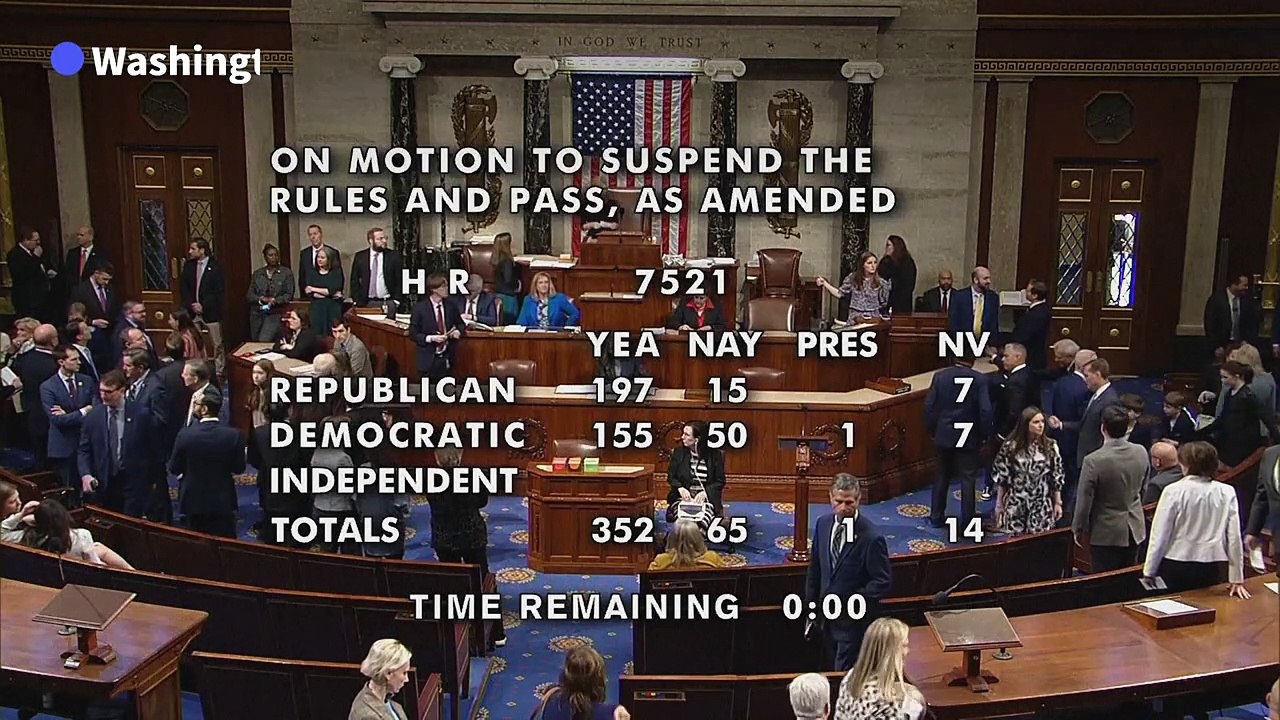 Des utilisateurs de TikTok réagissent après un vote au Congrès sur l'application