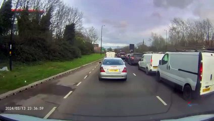 Video herunterladen: Shocking footage shows Birmingham bus ploughing into a car after driver pulls into bus lane