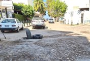 Reportan boca de tormenta sin tapa en Zona Hotelera Norte; van 2 vehículos dañados