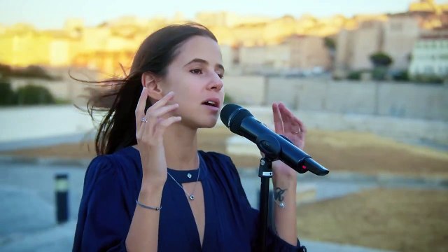 Marina Kaye chante Heavenbound en live acoustique