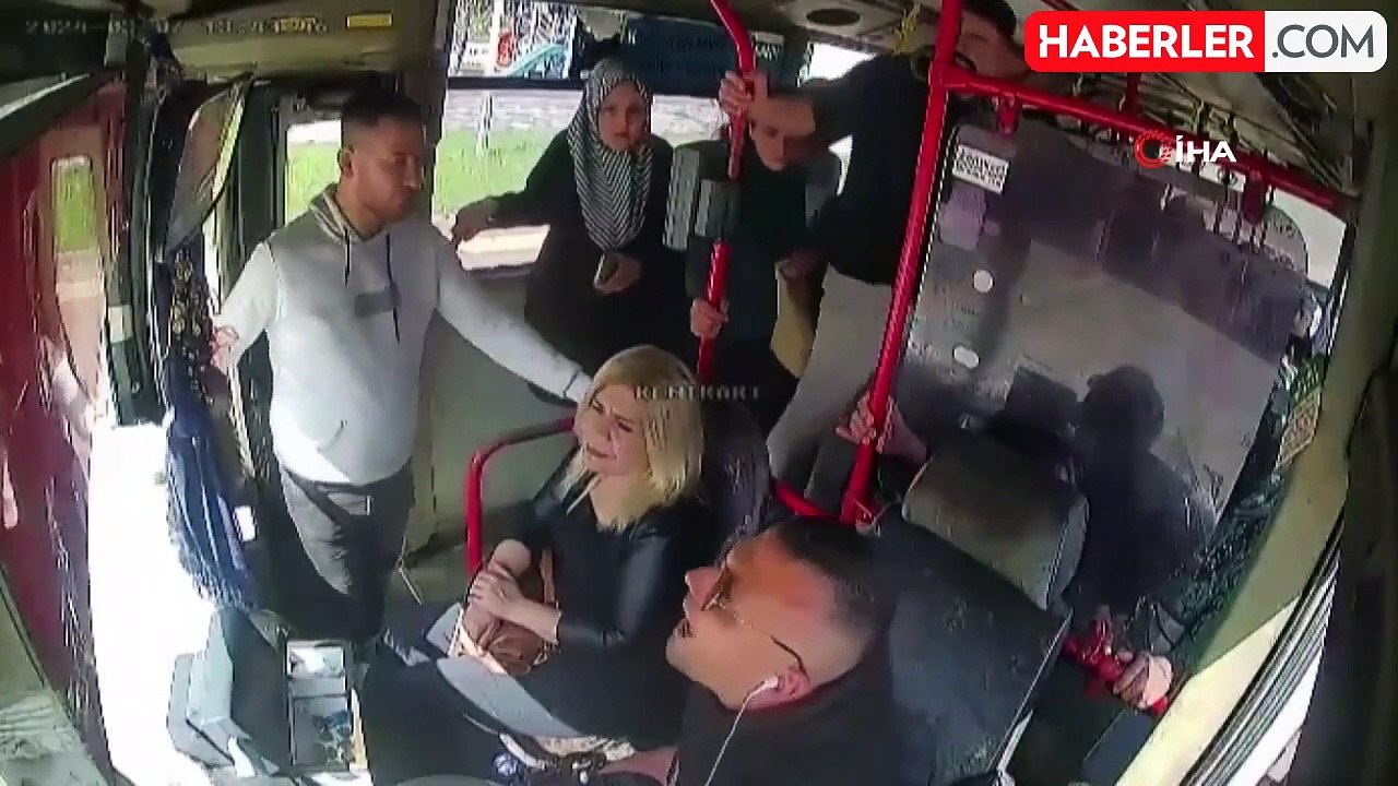 Adana'da 'fazla yolcu' kavgası kamerada: Şoför yolcuya sopa ile saldırdı