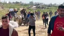 Gaza, gli abitanti accorrono a raccogliere gli aiuti paracadutati