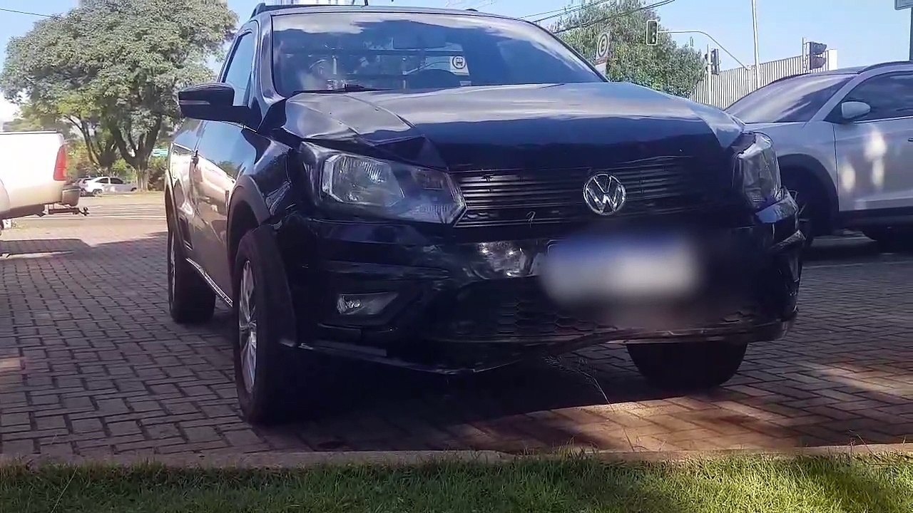 Duster e Saveiro se envolvem em acidente na Avenida Brasil