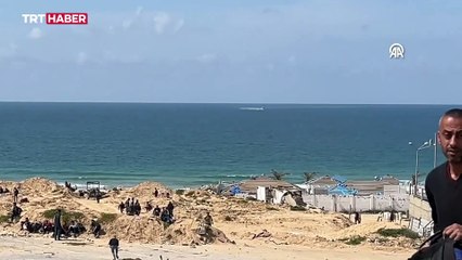 İsrail hücumbotları yardımlara ulaşmak üzere sahile akın eden Filistinlilere ateş açtı