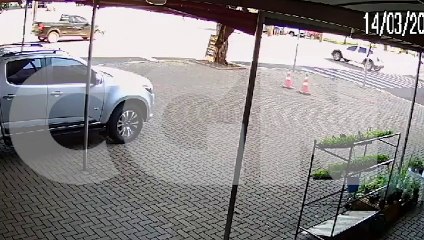 Câmera mostra acidente entre Duster e Saveiro no Centro