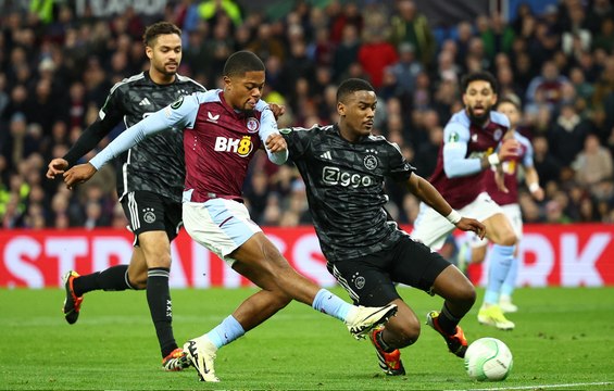 أستون فيلا يزيح آياكس في طريقه إلى ربع نهائي دوري المؤتمر الأوروبي