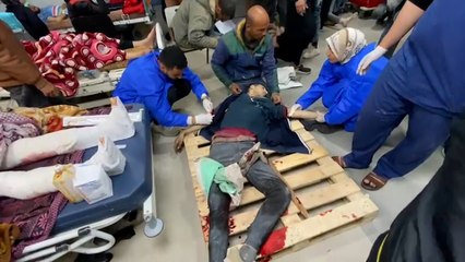 مجمع الشفاء بغزة يستقبل مصابين جراء استهداف الاحتلال طوابير تنتظر مساعدات