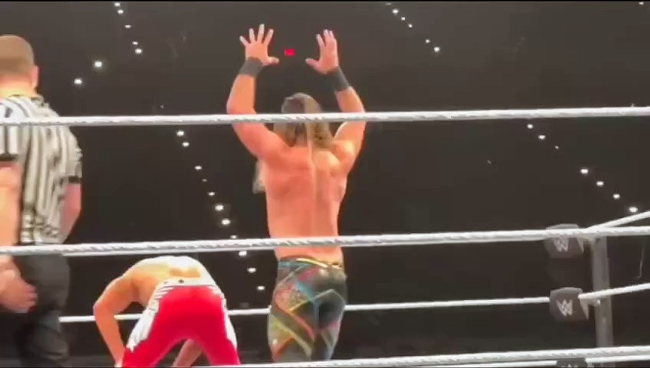 Seth rollins puts cody rhodes in position for the cross rhodes at WWE Supershow